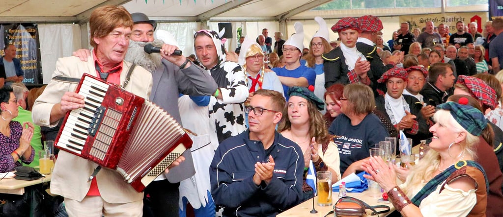 Die „Niederländer“ vom Wohngebietsverein „Hinter dem Neugraben“ starten in ihrer Darbietung im Heimatabend Annaburg auch eine Polonaise durch das Festzelt, vornweg Rudi Carrell (Frank Anders).