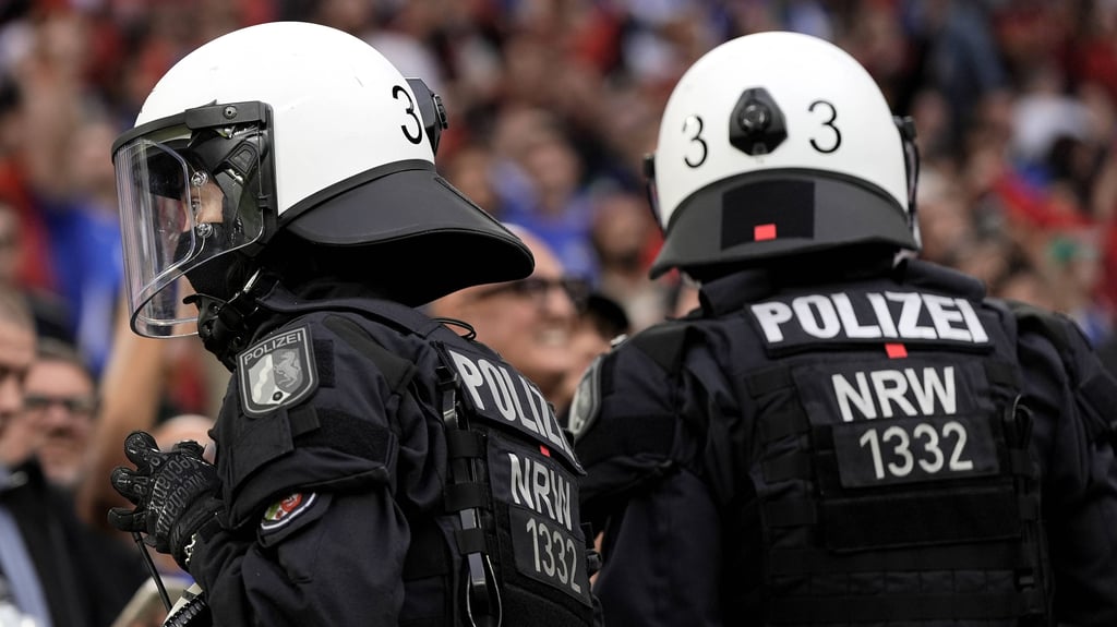 Polizisten beim EM-Spiel zwischen Italien und Albanien.