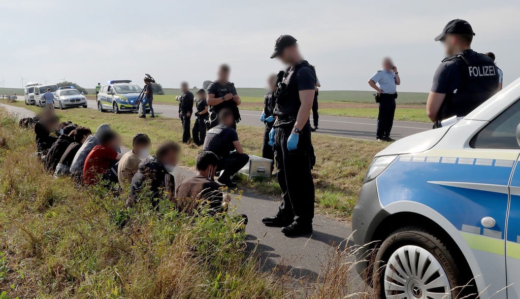 Eine Gruppe von 18 Männern und einer Frau, nach eigenen Angaben aus Syrien, wird nach einem Bürgerhinweis von der Bundespolizei in der Nähe der polnischen Grenze aufgegriffen.