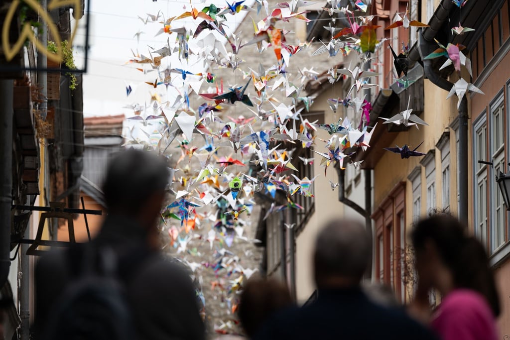 Besucher des Stadtfestes gehen über die Krämerbrücke.