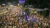 In Tel Aviv und anderen Städten verlangten die Demonstranten von Netanjahu, einem Ende der Kämpfe mit der Hamas als Teil eines Abkommens zuzustimmen.
