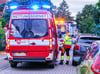 Der Tatort der Messerattacke: Rettungssanitäter treffen mit ihren Fahrzeugen in der Siedlung ein. 