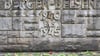 Der Schriftzug „Bergen-Belsen, 1940 bis 1945“ steht auf einer Steinwand auf dem Gelände der Gedenkstätte Bergen-Belsen.