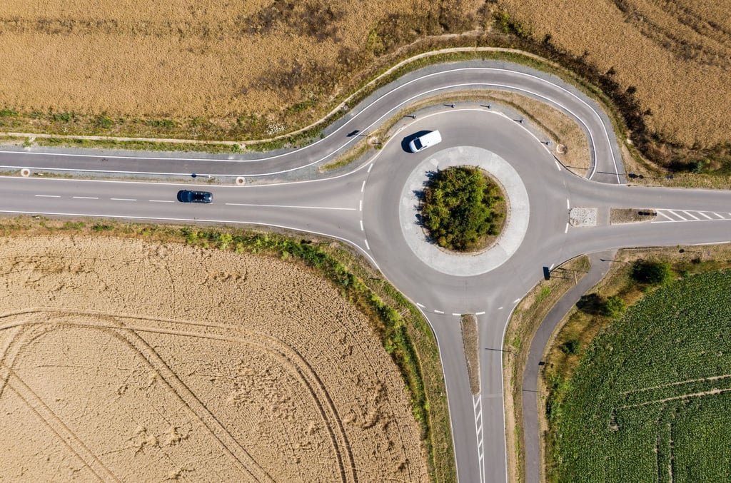 Viele Verkehrsteilnehmer blinken im Kreisverkehr falsch: Beim Einfahren bleibt der Blinker aus, beim Verlassen ist er unerlässlich, um die Sicherheit und den Verkehrsfluss zu gewährleisten.