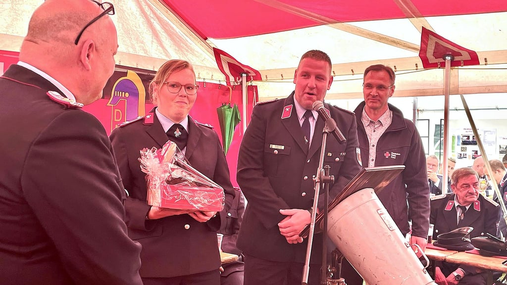 Kades Wehrleiter Sven Koch (links) nimmt Gkückwünsche von der Altenplathower Ortswehrleiterin Stephanie Drescher, von Genthins Stadtwehrleiter Christian Giese und von DRK-Vorstand Andy Martius entgegen.