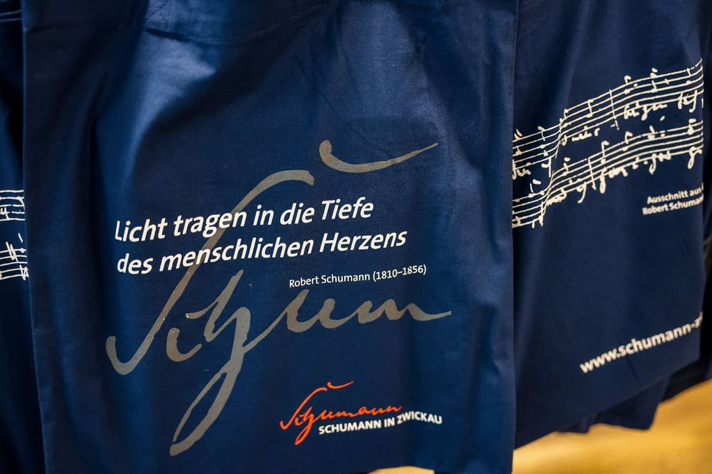 Stoffbeutel mit Unterlagen zum internationalen Robert-Schumann-Wettbewerb an einer Garderobe.