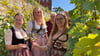 Auf den Herzöglichen Weinterrassen: Elisabeth Knappe, Weinprinzessin von Burgwerben-Kriechau,  Sophie Henze, Weinprinzessin aus Jessen und Michelle Schneider, Weinprinzessin aus Laucha.