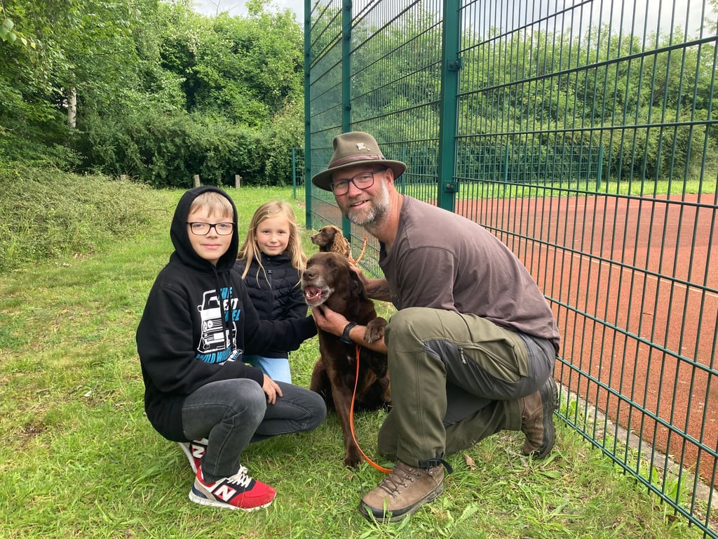 Brian und Sophia streicheln Dominik Heinrichs Labrador-Hündin Lissy.
