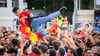 Spanische Fans feiern beim Public Viewing in der Fanzone am Brandenburger Tor.