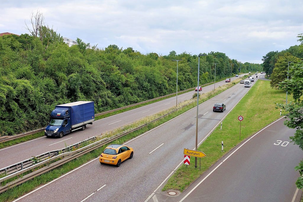 Blick auf den Magdeburger Ring (B 71). Hinter den Bäumen liegt der Stadtteil Reform.