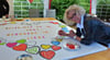 Beim Stiftungsfest  im Matthias-Claudius-Haus in Oschersleben malt Besucherin Karin Henkel ein paar Herzen aus.