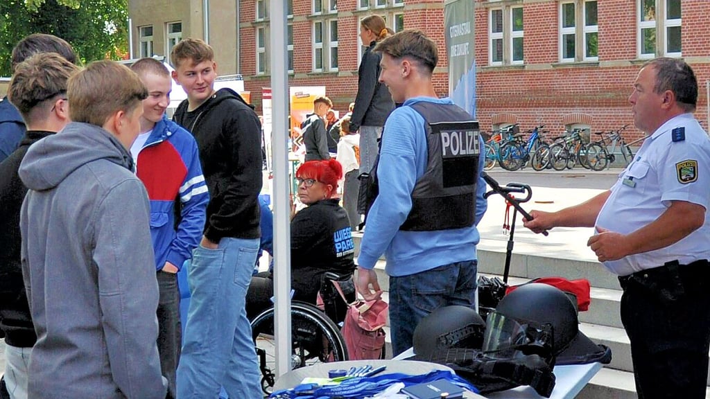 Die Polizei sorgte für großes Interesse bei den Genthiner Schülern während einer Berufsmesse.