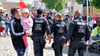 Viele Menschen kommen auf dem Wolmirstedter Stadtfest zusammen. Nach der Messerattacke wird die Polizeipräsenz erhöht.