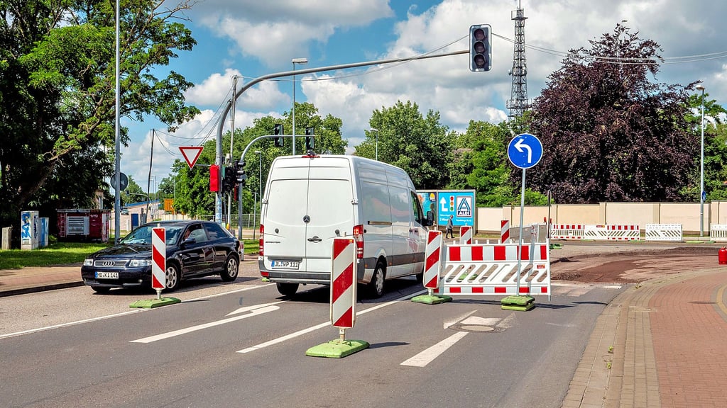Wegen der Sanierung der B 1 in der Ortsdurchfahrt Heyrothsberge ist an der Kreuzung B 1/ B 184 derzeit nur eine Linksabbiegespur in Richtung Magdeburg frei. Das sorgte für Nachfragen bei Autofahrern.