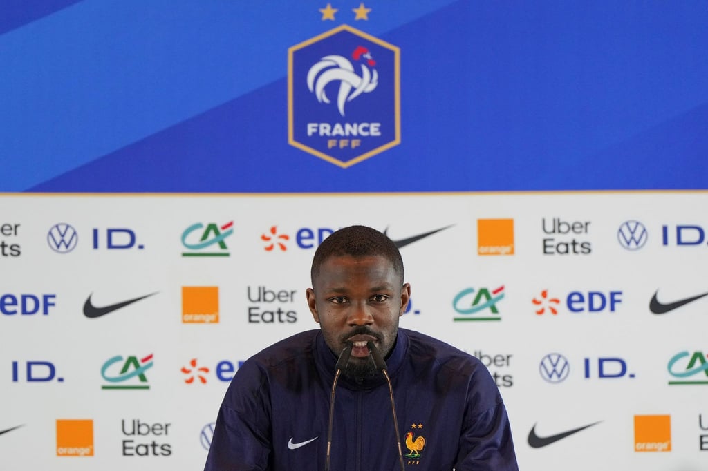 Frankreichs Marcus Thuram bei der Pressekonferenz.
