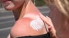 Zu viel Sonne auf die Schultern bekommen? Dann helfen Kühlung und eine beruhigende Hautpflege.