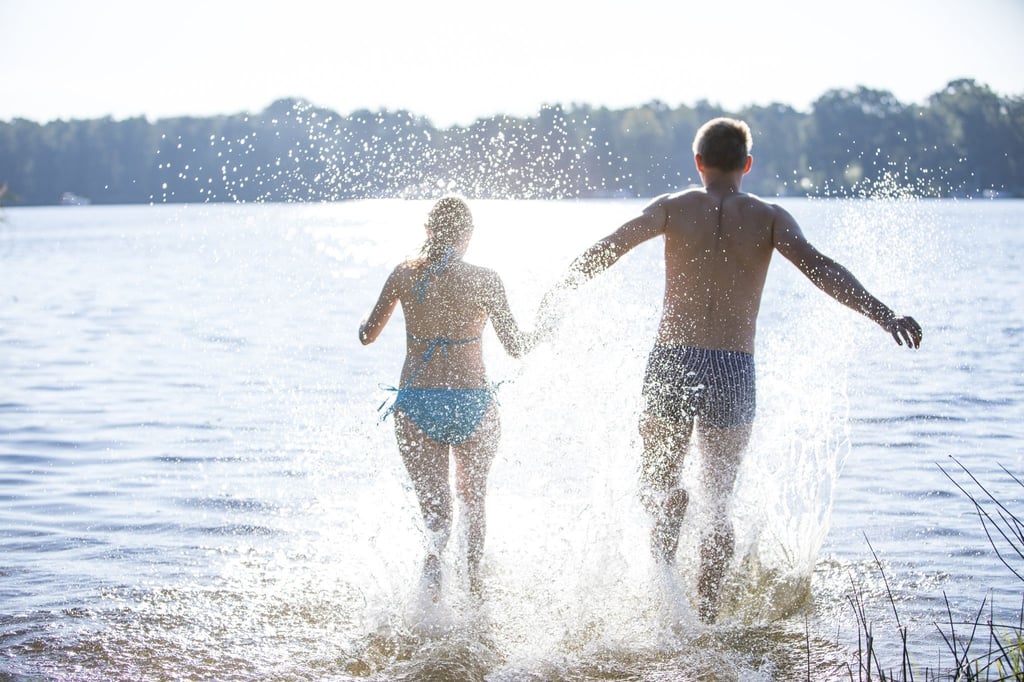 Nach dem Badespaß kommt der Juckreiz? Verursacher der Badedermatitis sind Zerkarien, die sich ab dem Frühsommer vor allem in Seen mit bewachsenem Ufer aufhalten.