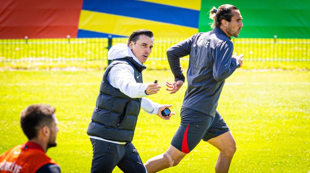 Türkei-Trainer Vincenzo Montella (M) freut sich auf viel Unterstützung beim EM-Auftakt seines Teams.