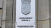 Ein Schild weist auf das Landgericht Berlin an der Fassade zum Kriminalgericht Moabit hin.