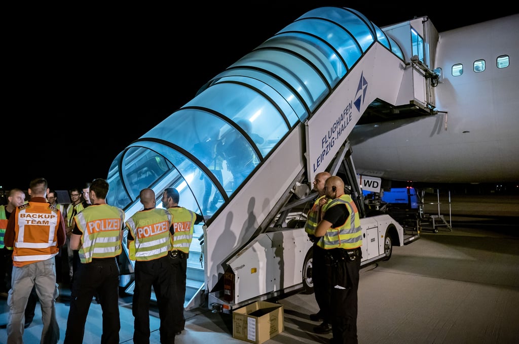 Ein Abschiebeflug wird von der Polizei abgesichert.