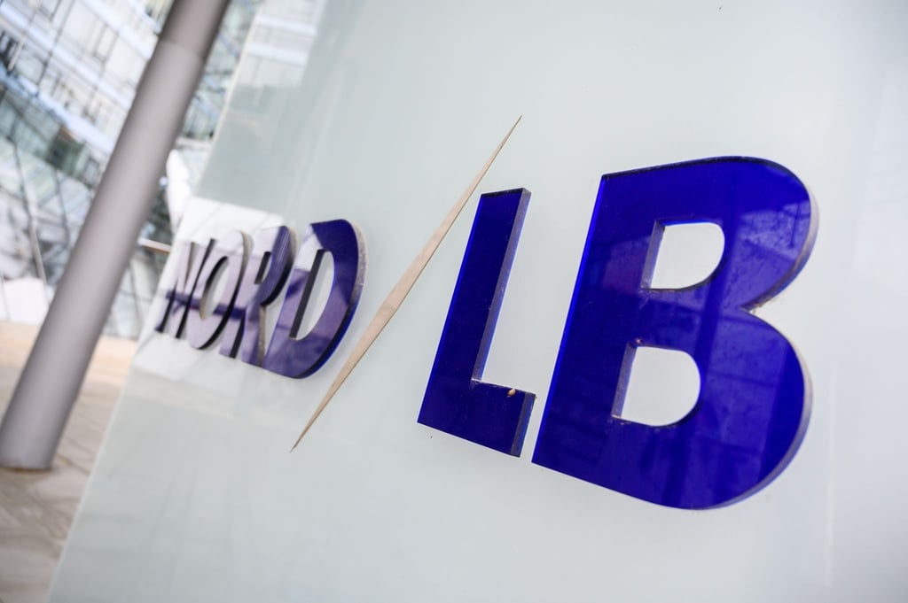 Am Hauptsitz der Norddeutschen Landesbank NordLB steht das Logo der Bank.
