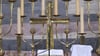 Ein Kreuz ist vor einem evangelischen Festgottesdienst in einer Kirche zu sehen.