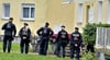 Polizisten am ersten Tatort vor dem Plattenbau in Wolmirstedt, an dem der Afghane seinen Landsmann erstochen haben soll.