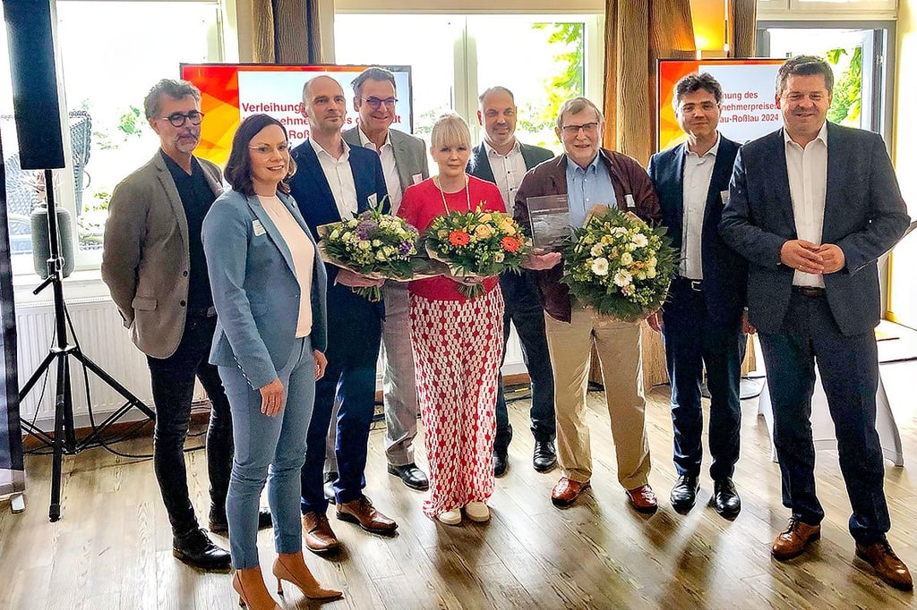 Zum Sommerempfang der Dessauer Wirtschaft gab es auch Preise für besondere unternehmerische Leistungen. Die Geehrten im Gruppenbild mit Wirtschaftsminister Sven Schulze (r.) und Oberbürgermeister Robert Reck (2.v.r).
