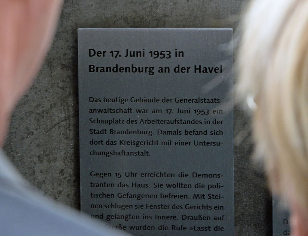 Eine Gedenkstele zum Volksaufstand in der DDR am 17. Juni 1953.