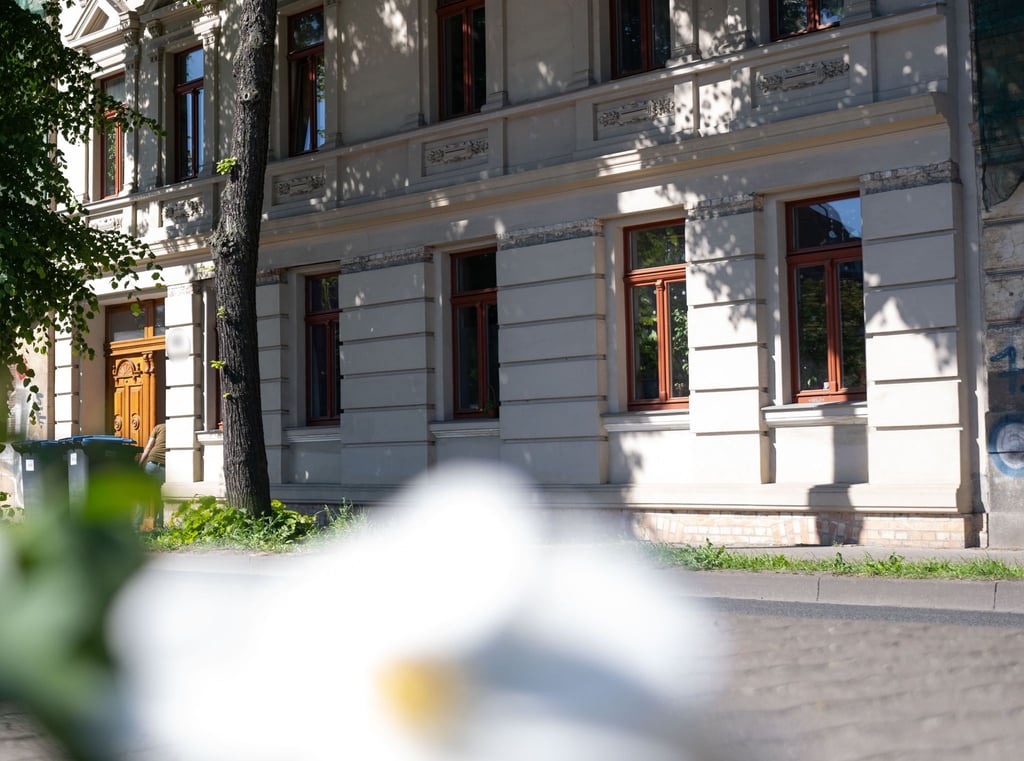 Blick auf ein Wohnhaus, in dem ein zwei Jahre altes Mädchen tot in einer Wohnung aufgefunden wurde.