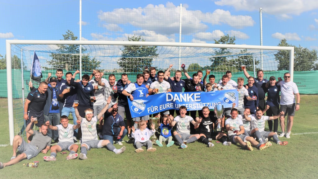 Geschafft! Nach dem Gewinn der Meisterschaft in der Saison 23/24 in der Kreisoberliga Mansfeld-Südharz machte der VfB Sangerhausen II am Sonnabend das Double mit dem Sieg im Kreispokal-Endspiel perfekt.
