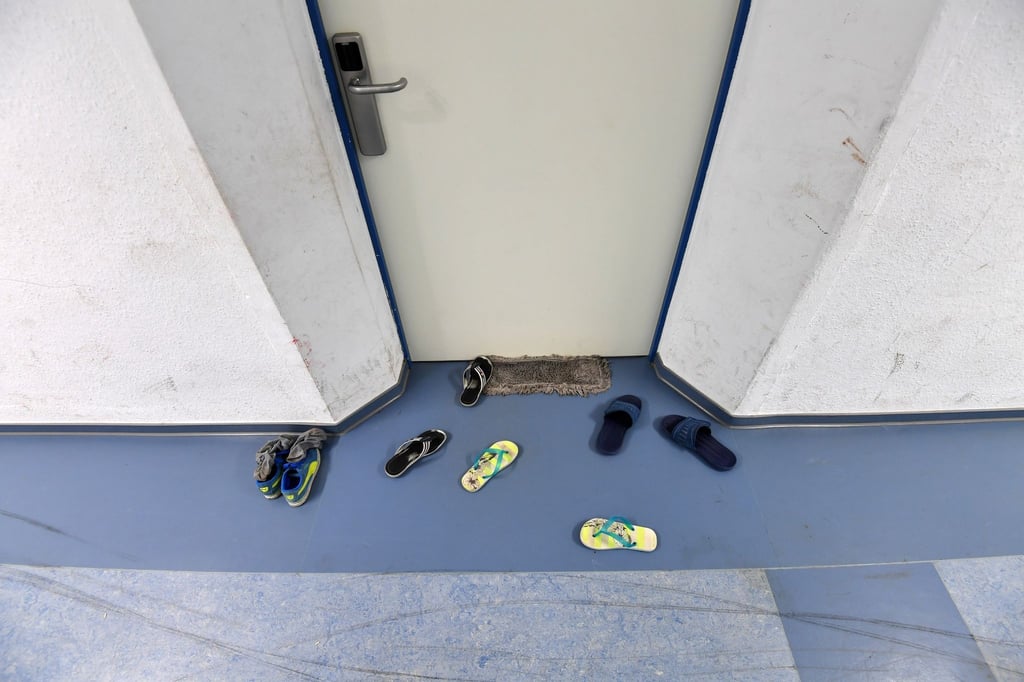 Sandalen stehen vor einem Zimmer der Erstaufnahmeeinrichtung für Flüchtlinge.