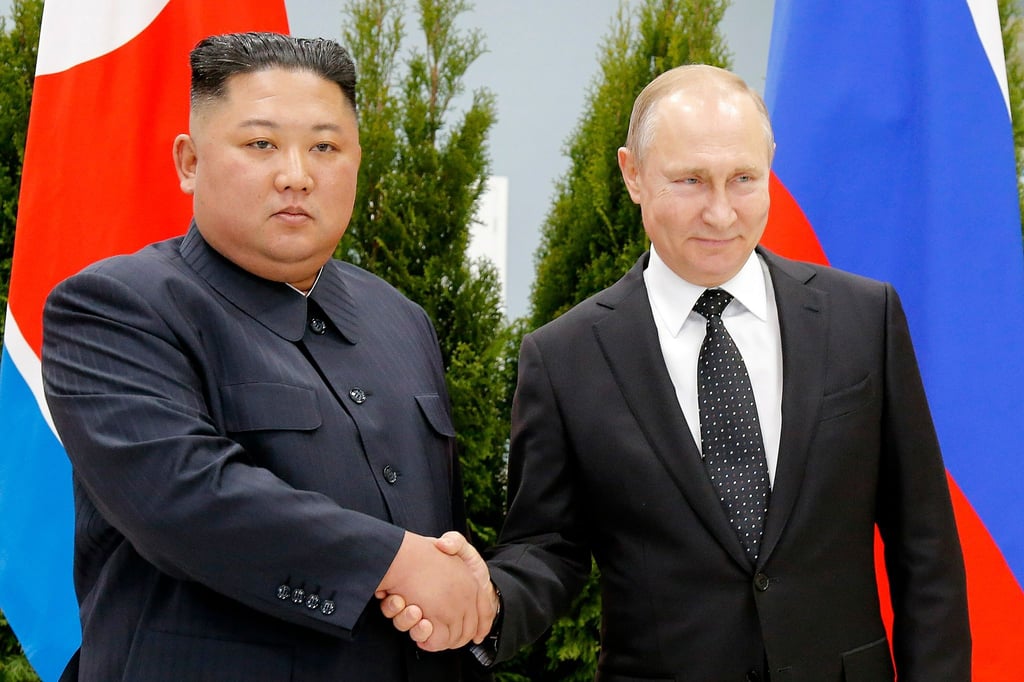 Russlands Präsident Wladimir Putin (r) will nach Angaben aus dem Kreml in das international isolierte Nordkorea reisen. Er trifft dort Kim Jong Un, wie schon hier 2019.