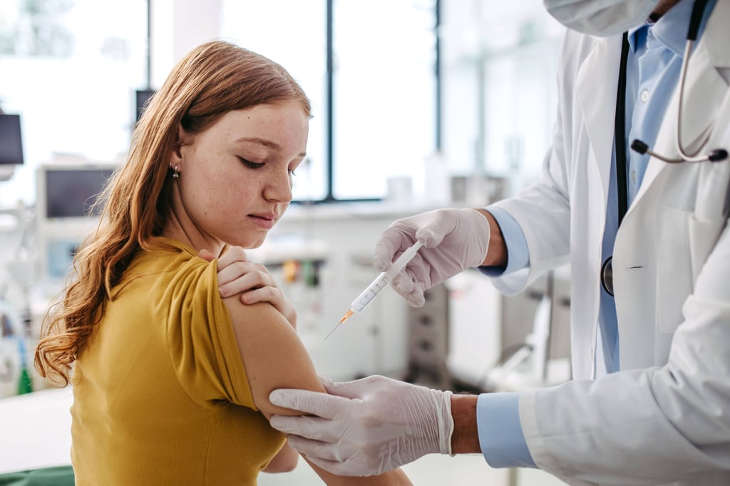 Ein Mädchen lässt sich gegen HPV impfen: Die Immunisierung hilft, bösartigen Tumoren vorzubeugen.