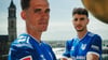 Tobias Müller und Daniel Elfadli präsentieren das Heimtrikot vom 1. FC Magdeburg für die Saisn 2024/25.