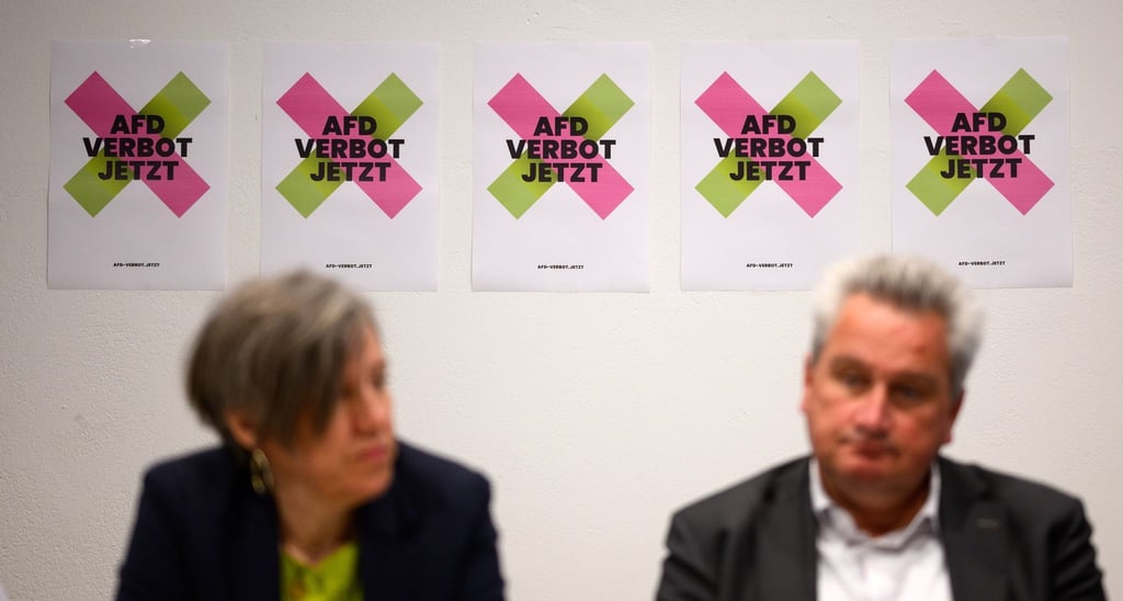 Plakate mit dem Logo der Kampagne hängen im Haus der Demokratie und Menschenrechte.