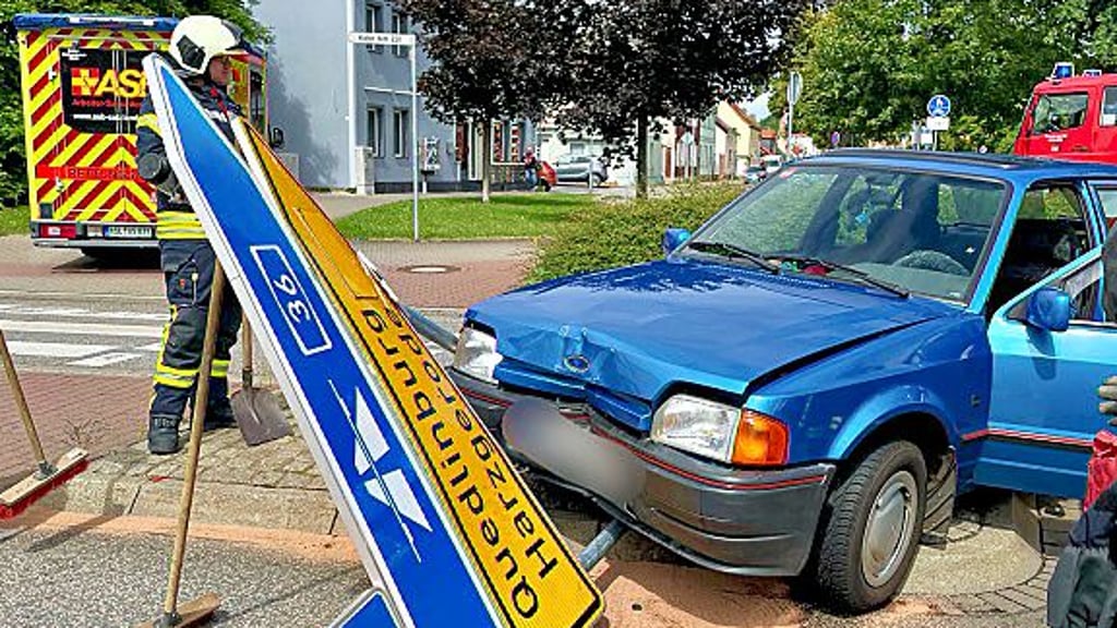Ein Verkehrsschild wurde am Kreisverkehr Magdeburger Straße umgefahren. Neun Kameraden der Feuerwehr mussten ausgelaufene Betriebsstoffe aufnehmen.