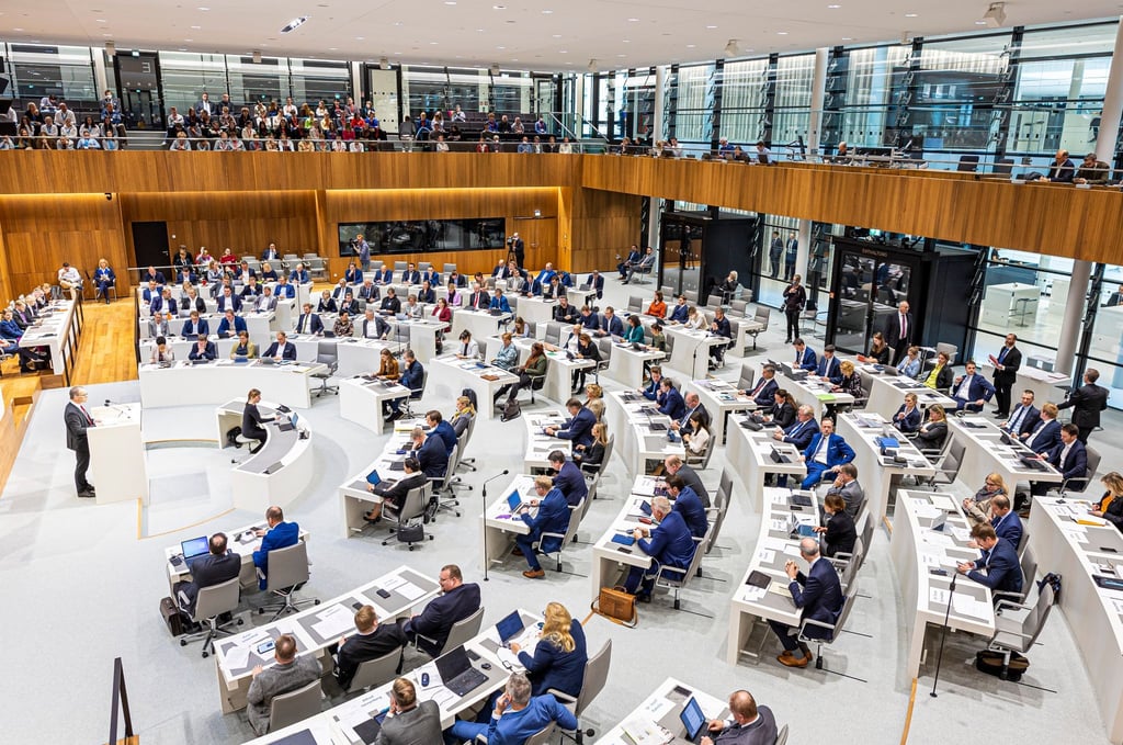 Abgeordnete nehmen im Plenarsaal an einer Sitzung des niedersächsischen Landtags teil.