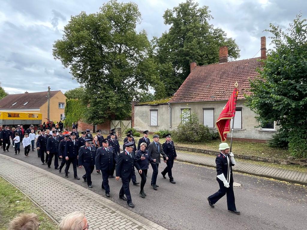 Bildeten als Jubiläumsfeuerwehr den Anfang des Festumzuges: die Kameraden der Feuerwehr Kade.