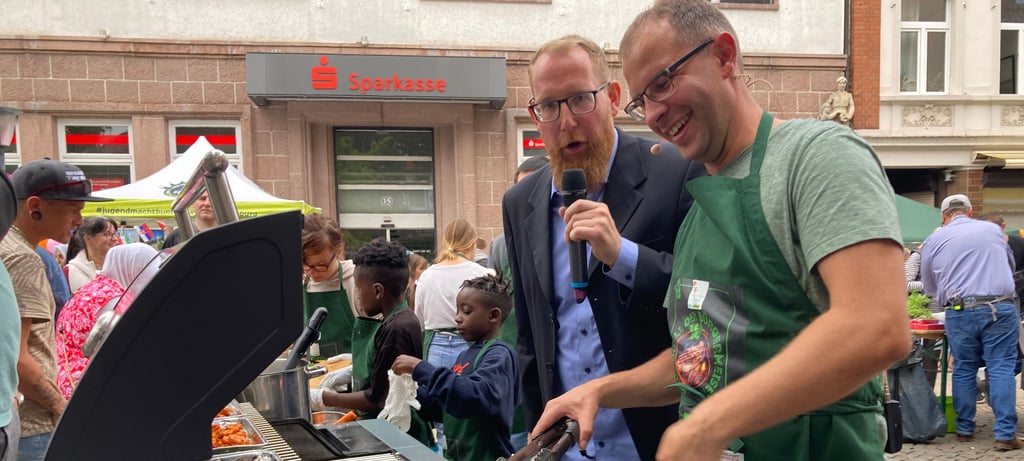 Burgs Bürgermeister Philipp Stark (rechts) stand beim Grillduell Moderator Sebastian Kroll Rede und Antwort.
