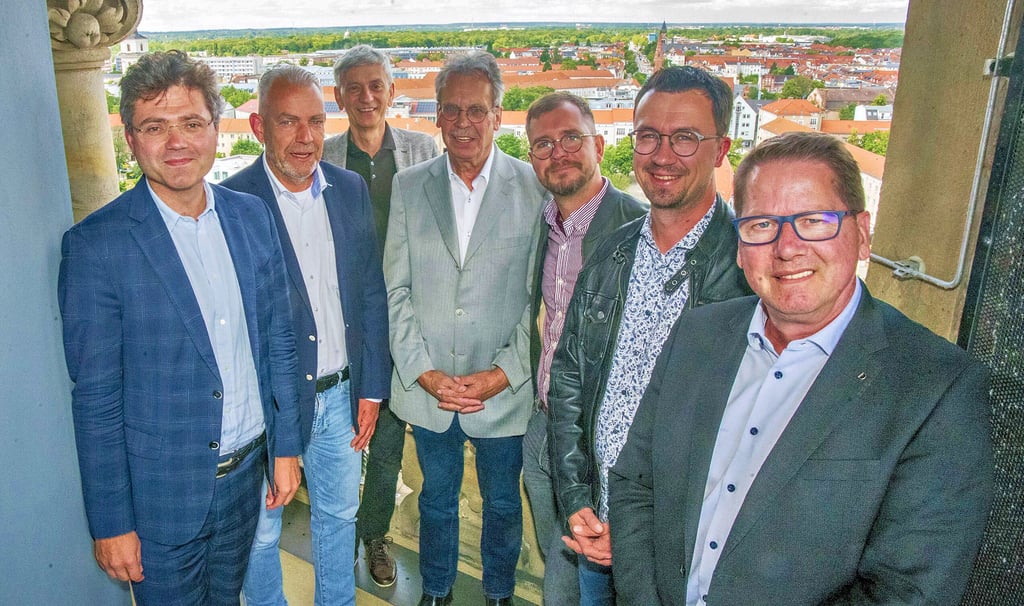 Die Köpfe hinter der One-Health Universität Dessau: Oberbürgermeister Robert Reck,Eiko Adamek, Joachim Zagrodnick, Ralf Schönemann, Bastian George, Thomas Picek und Carsten Sauer vom Städtischen Klinikum.