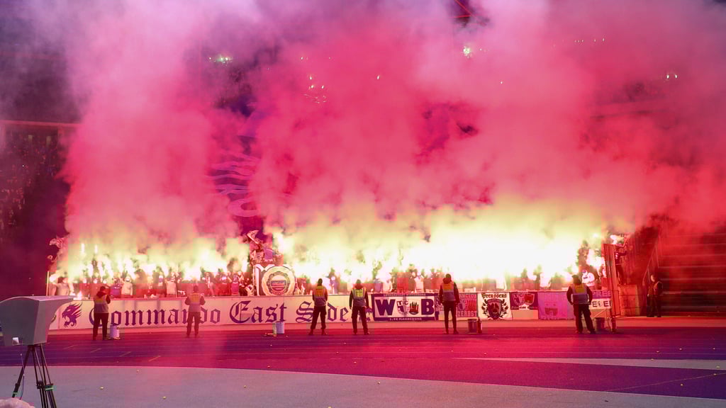 Bengalos im FCM-Fanblock in Berlin: Das DFB-Sportgericht bittet den 1. FC Magdeburg erneut zur Kasse.