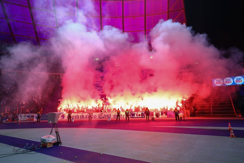 Bengalos im FCM-Fanblock in Berlin: Das DFB-Sportgericht bittet den 1. FC Magdeburg erneut zur Kasse.