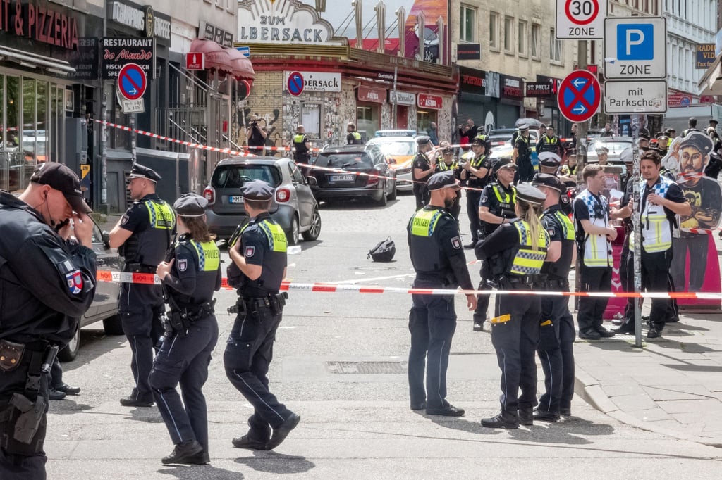 Polizisten stehen am Einsatzort.