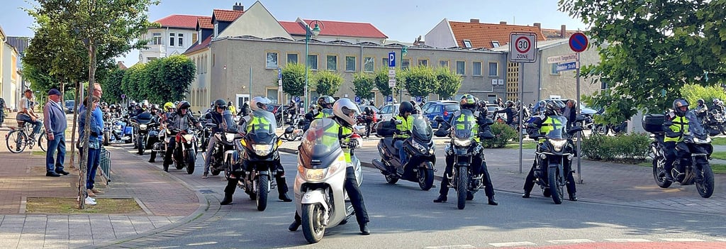 Mehr als 100 Motorräder starteten am Rathausplatz in Tangerhütte zur großen Ausfahrt.