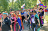 Die Demonstration zählt rund 300 Teilnehmende. Ihre Flaggen sind Ausdruck für sexuelle und geschlechtliche Vielfalt. 