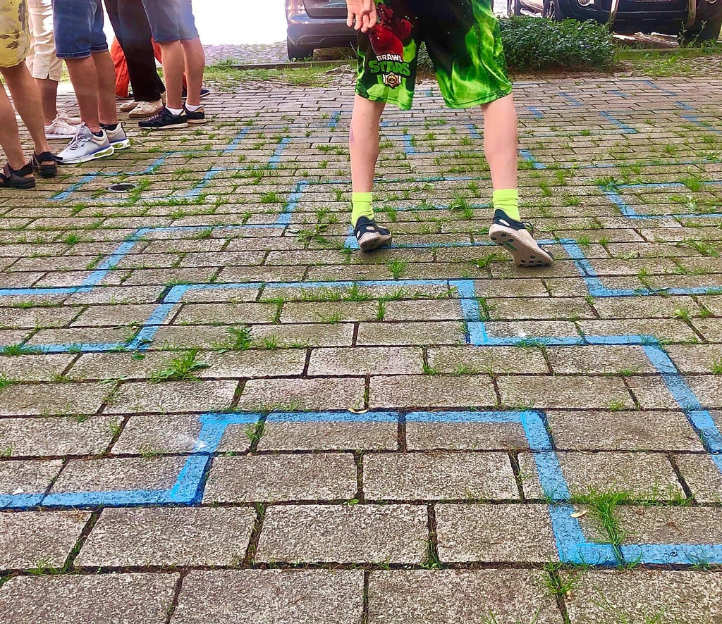 Balancierstrecken und ein aufgesprühtes Labyrinth in der Freiheit gehörten zum GassenGang. Ewig halten die Markierungen und Spielangebote aber nicht, die Farbe verschwindet von selbst wieder.