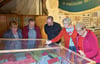 Roland Wiermann und Marc Holly (Mitte) waren zu Gast im Badersleber Heimatmuseum, um Elke Waldek, Inge Schütt und Karin Birkholz (v.l.) zu beraten. 