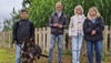 Der junge Richard (links) und seine Familie sind in der Not eingesprungen und haben Schäferhund Orkan  aufgenommen. Die Freunde Sandro Nehls, Simone Lux und Antje Heitmann kümmerten sich nach dem Tod des Herrchens um das Tier.