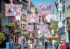  Flaggenparade in der Jakobsstraße: Naumburg putzt sich für seine „fünfte Jahreszeit“ am letzten Juni-Wochenende heraus.